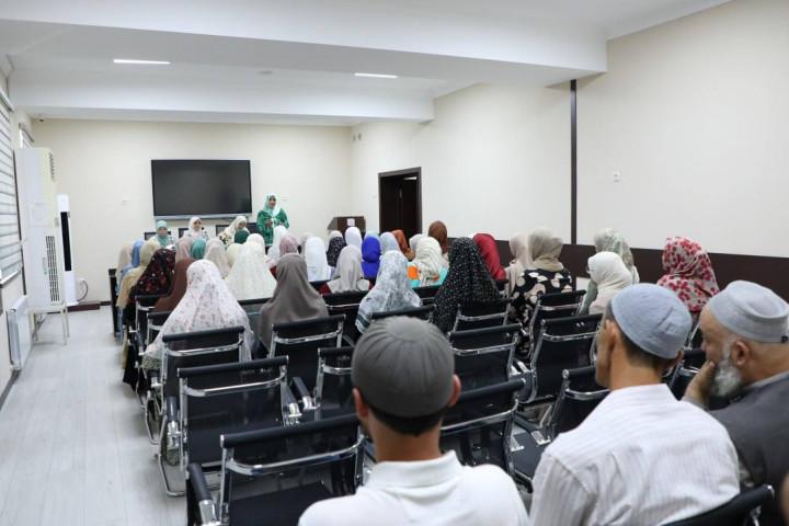 Talabalikka tavsiya etilgan qizlar va ularning ota-onalari bilan rahbariyat uchrashuv