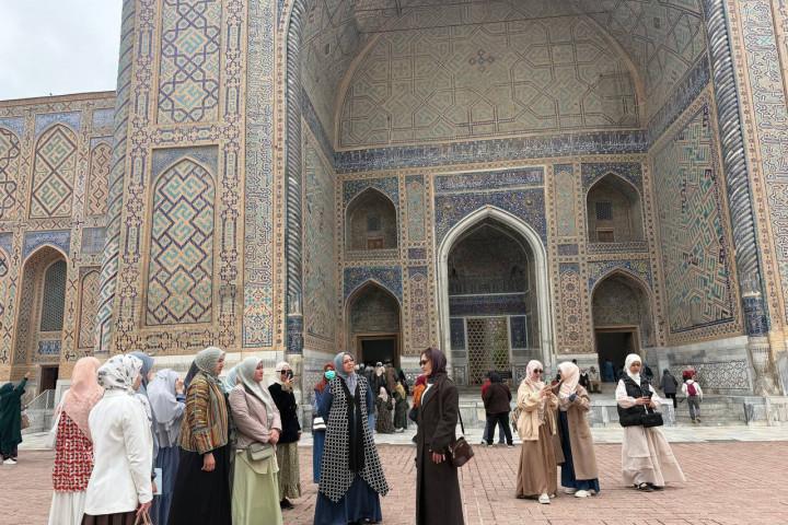 “Barkamol avlod – 2026” sport musobaqalari doirasida Xadichai Kubro ta'lim muassasasi vakillari qadimiy Samarqand shahrida ziyoratlarni amalga oshirmoqda